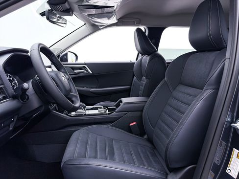 New 2026 Mitsubishi Outlander SE image 10