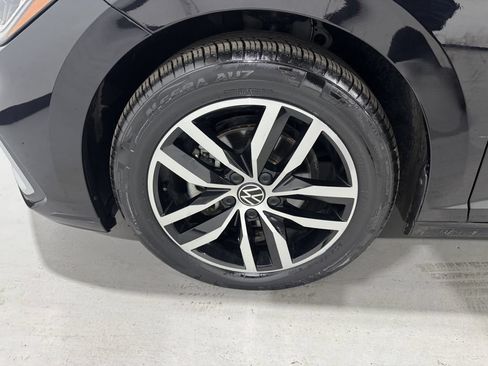 Used 2025 Volkswagen Jetta SE FWD image 9