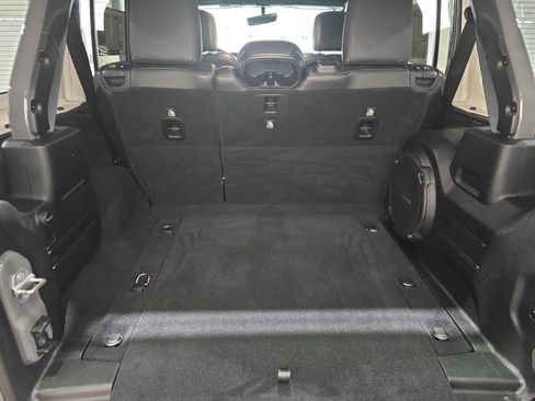 Used 2019 Jeep Wrangler Unlimited Sahara AWD/4WD image 12