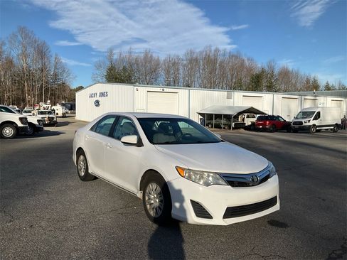 Used 2013 Toyota Camry LE image 3
