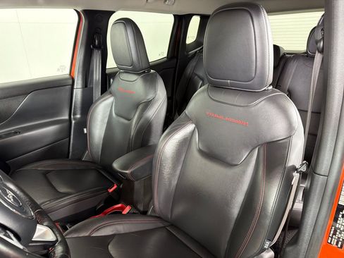 Used 2016 Jeep Renegade Trailhawk w/ Premium Trailhawk Package AWD/4WD image 13