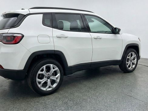 Used 2025 Jeep Compass Latitude AWD/4WD image 9