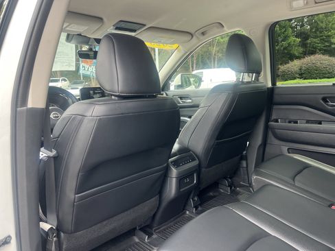 Used 2023 Nissan Pathfinder SL AWD/4WD image 16