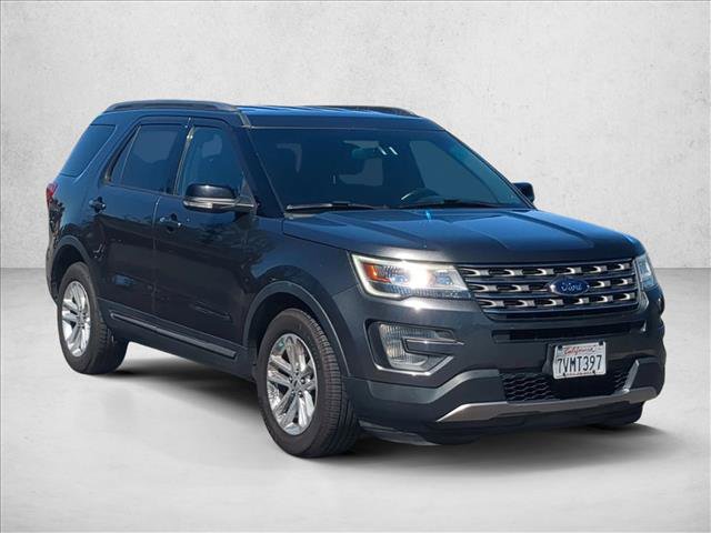 Used 2017 Ford Explorer XLT FWD image 3