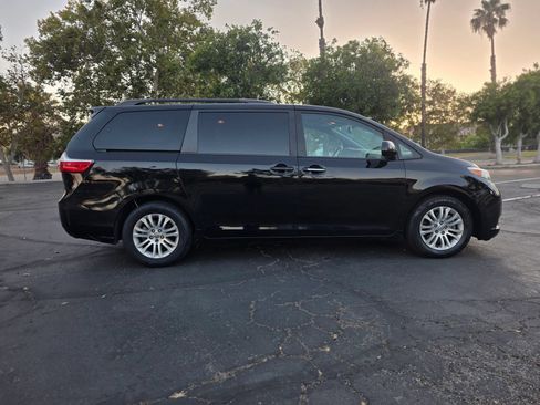 Used 2017 Toyota Sienna XLE FWD image 3