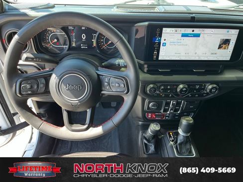 Used 2024 Jeep Gladiator Rubicon AWD/4WD image 9