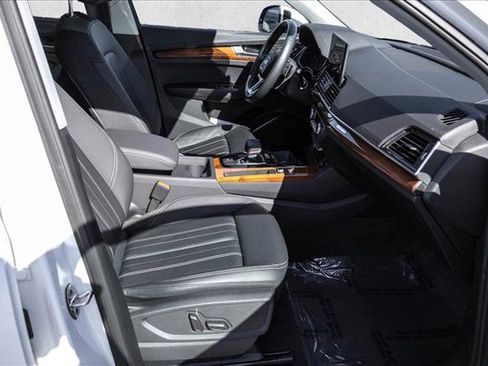 Used 2023 Audi Q5 Premium w/ Convenience Package image 25