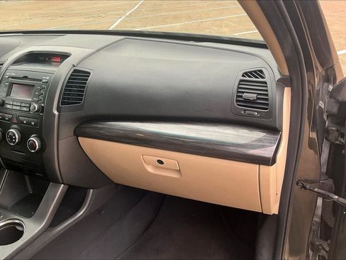 Used 2011 Kia Sorento LX image 23