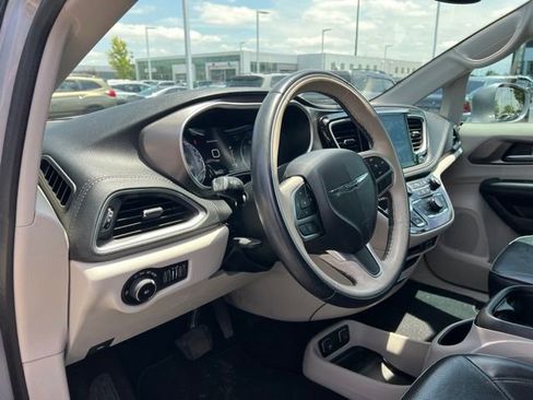 Used 2018 Chrysler Pacifica Limited FWD image 9