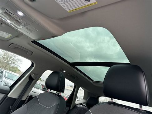 Used 2023 Volkswagen Taos SE w/ Panoramic Sunroof Package image 26