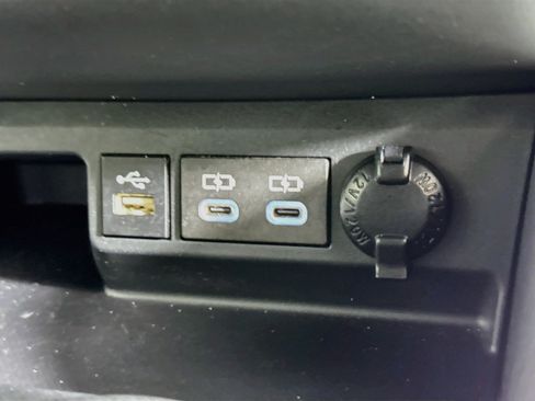 Used 2025 Toyota Highlander LE FWD image 41