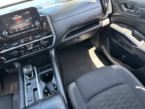 Used 2025 Nissan Pathfinder SV FWD image 17