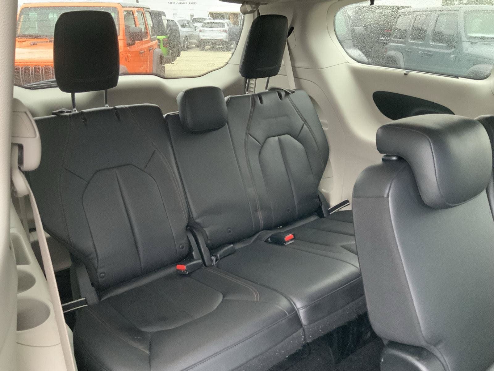 Used 2017 Chrysler Pacifica Touring-L FWD image 48