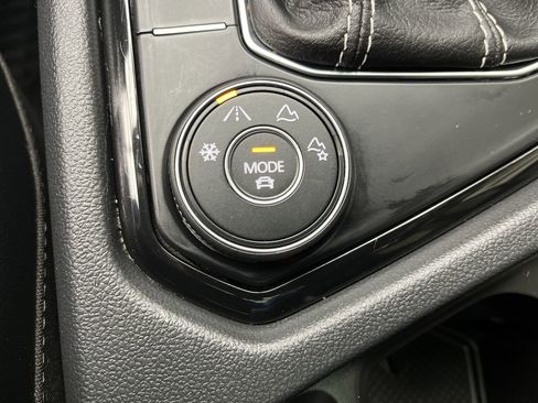 Used 2022 Volkswagen Taos SEL image 17