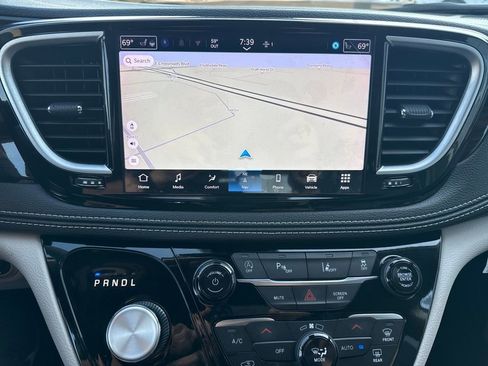 Used 2024 Chrysler Pacifica Limited image 19