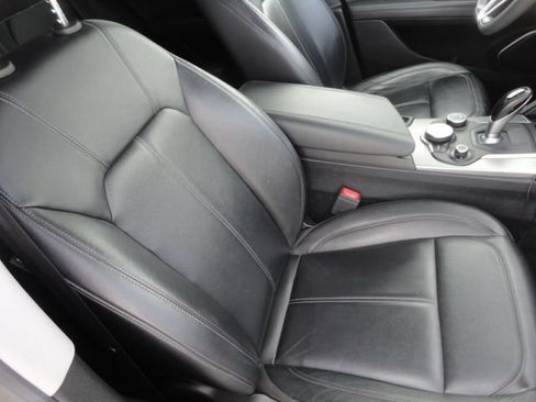 Used 2018 Alfa Romeo Stelvio AWD image 8