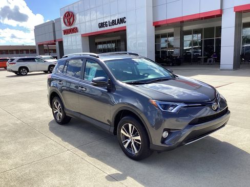 Used 2018 Toyota RAV4 XLE FWD image 2