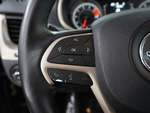 Used 2017 Jeep Cherokee 75th Anniversary AWD/4WD image 18