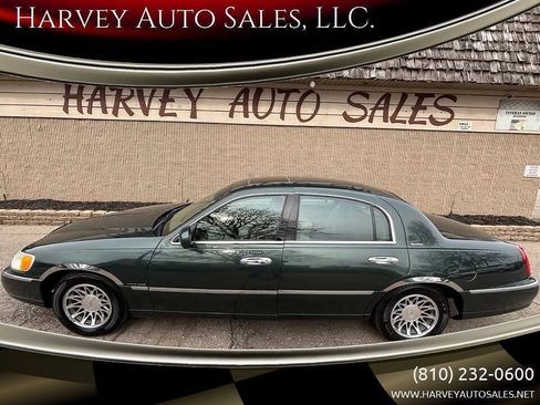 Used 2001 Lincoln Town Car Signature RWD image 1