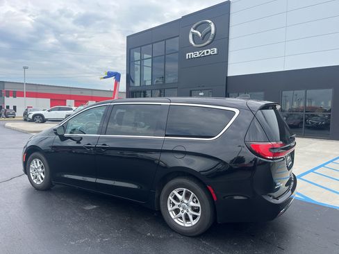 Used 2024 Chrysler Pacifica Touring-L FWD image 3