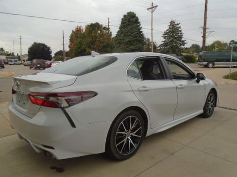 Used 2023 Toyota Camry SE image 9