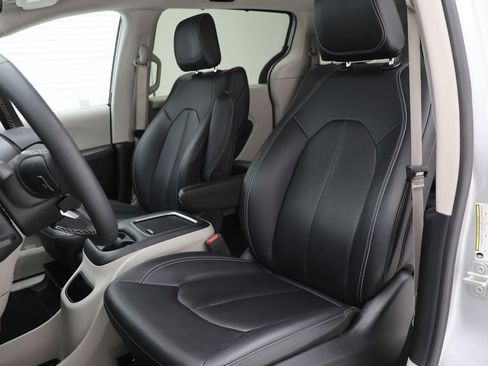 Used 2024 Chrysler Pacifica Touring-L image 16