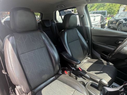 Used 2019 Chevrolet Trax LT w/ LT Convenience Package AWD/4WD image 31