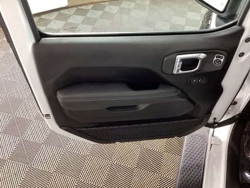 Used 2020 Jeep Gladiator Overland w/ LED Lighting Group AWD/4WD image 15
