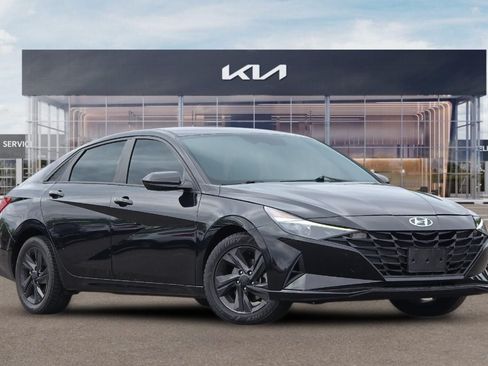 Used 2022 Hyundai Elantra SEL w/ Preferred Accessory Package FWD image 2