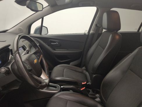 Used 2021 Chevrolet Trax LT w/ LT Convenience Package AWD/4WD image 17