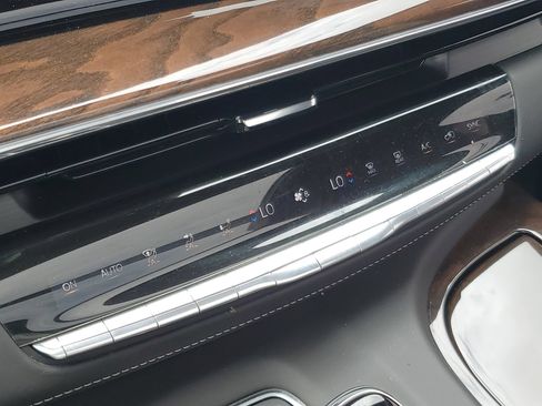 Used 2024 Cadillac Escalade Premium Luxury Platinum AWD/4WD image 31
