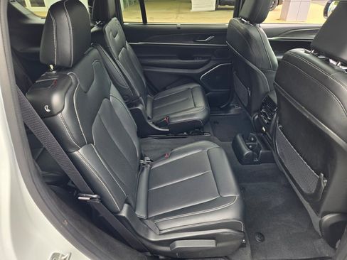 Used 2025 Jeep Grand Cherokee L Limited w/ Luxury Tech Group II AWD/4WD image 11