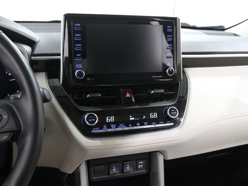 Used 2022 Toyota Corolla Cross XLE image 9