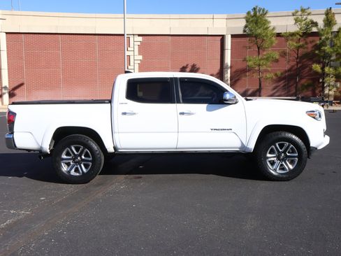 Used 2018 Toyota Tacoma Limited image 34