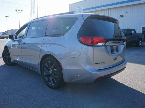 Used 2020 Chrysler Pacifica Touring-L w/ S Appearance Package image 7