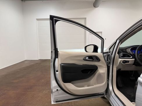 Used 2024 Chrysler Pacifica Touring-L image 57