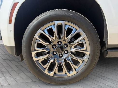 Used 2025 GMC Yukon XL Denali Ultimate w/ LPO, Floor Liner Package AWD/4WD image 9