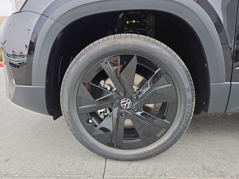 Used 2025 Volkswagen Taos SE FWD image 15