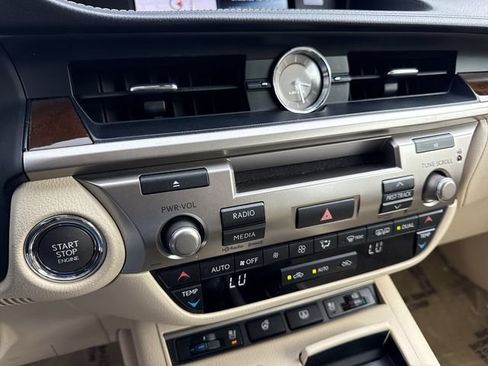 Used 2014 Lexus ES 350 w/ Luxury Package FWD image 19