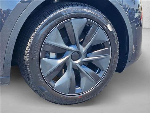 Used 2025 Tesla Model Y Long Range RWD image 29