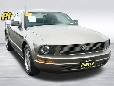 Used 2005 Ford Mustang Premium RWD image 2