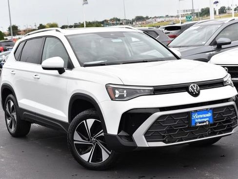 Used 2025 Volkswagen Taos SE w/ Panoramic Sunroof Package AWD/4WD image 2