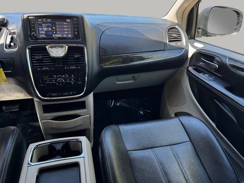 Used 2013 Chrysler Town & Country Touring FWD image 23