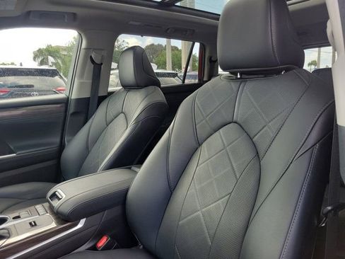 Certified 2021 Toyota Highlander Platinum AWD/4WD image 17