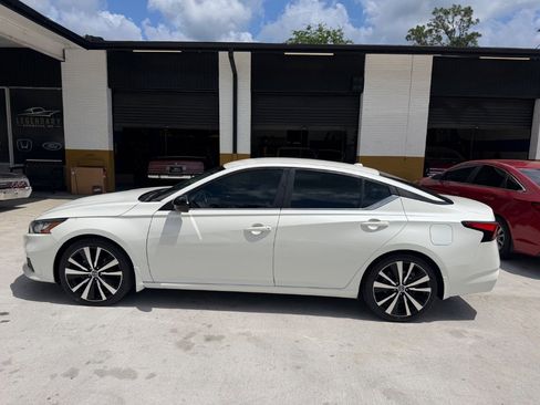 Used 2021 Nissan Altima 2.5 SR FWD image 2