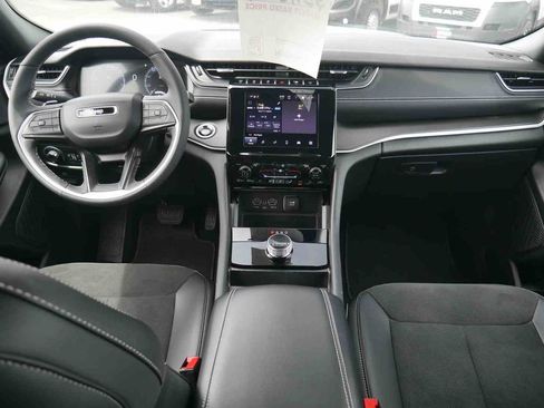 Certified 2025 Jeep Grand Cherokee Altitude AWD/4WD image 5