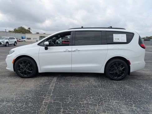 Used 2023 Chrysler Pacifica Touring-L w/ S Appearance Package image 4