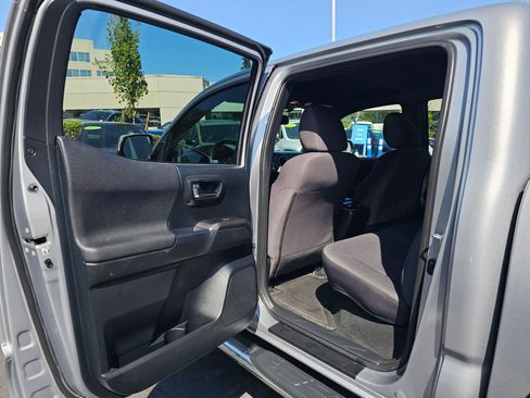Used 2017 Toyota Tacoma TRD Off-Road w/ Premium & Technology Package AWD/4WD image 18