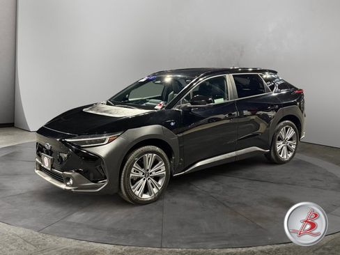 Used 2023 Subaru Solterra Limited image 3