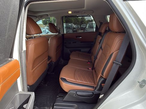 Used 2022 Nissan Pathfinder Platinum w/ Lighting Package (N93) FWD image 17